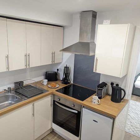Swan Lake Lodge & Free Parking Cardiff Bagian luar foto