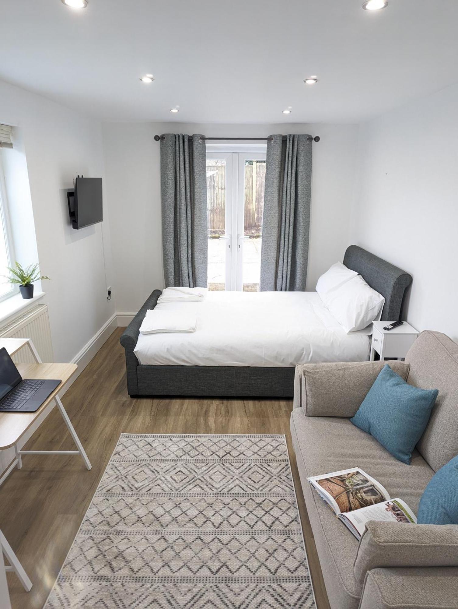Swan Lake Lodge & Free Parking Cardiff Bagian luar foto