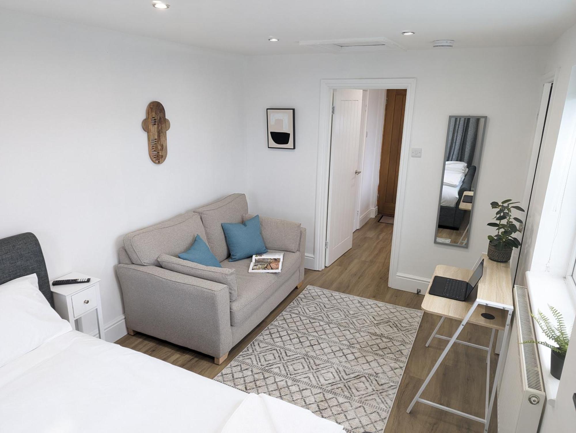 Swan Lake Lodge & Free Parking Cardiff Bagian luar foto