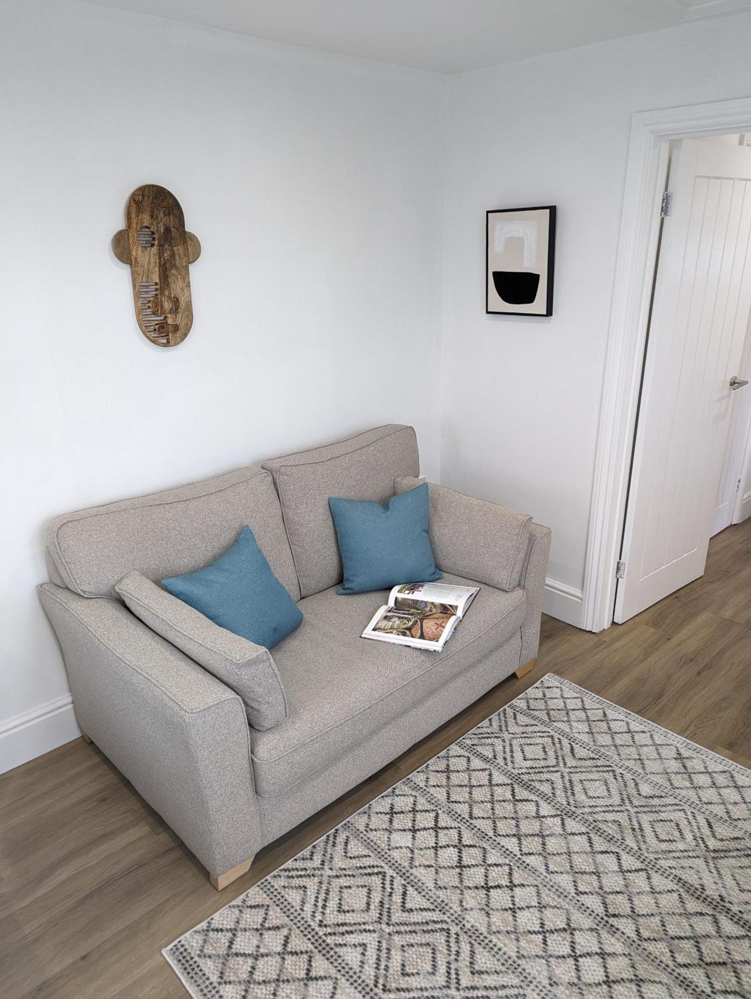 Swan Lake Lodge & Free Parking Cardiff Bagian luar foto