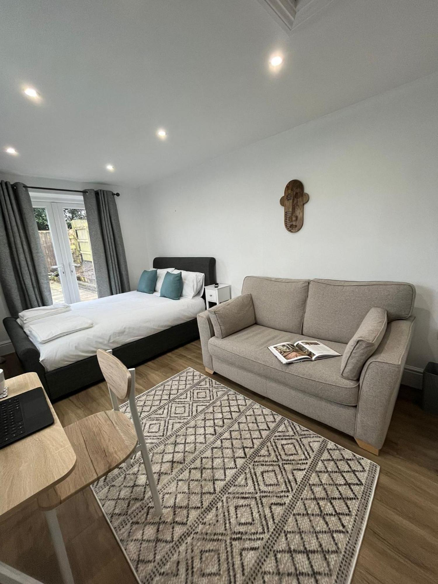 Swan Lake Lodge & Free Parking Cardiff Bagian luar foto