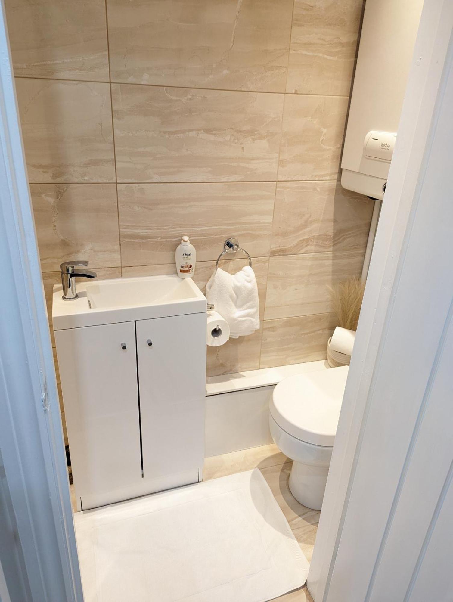 Swan Lake Lodge & Free Parking Cardiff Bagian luar foto